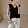 Top de tirantes texturizado tipo seda para primavera-verano, con caída, cuello en V y diseño sin mangas, confeccionado con una tela nicho adelgazante y elegante.