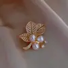 Broche de hoja de ginkgo de lujo ligero corsage de flor de perla exquisito para mujer diseño de sentido alfiler de nicho accesorios para ropa