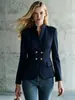 Blazer branco estilo europeu e americano para mulheres, com renda ondulada de cor contrastante, gola alta, design de abotoamento duplo, botões dourados e uma silhueta ajustada que afina a cintura.