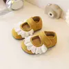 Zapatos de cuero de estilo francés para niños en stock, zapatos de princesa de encaje versión coreana para niñas, zapatos de vestir individuales brillantes de cuero suave para estudiantes