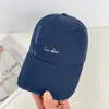 Boné de Baseball Novo Estilo Primavera e Verão com Letras Simples, Chapéu para Proteção Solar ao Ar Livre para Mulheres, Boné Desgastado da Moda que Faz o Rosto Parecer Menor