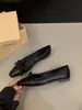 Sapatos Femininos Planos Pretos com Bico Quadrado e Laço 2024 Novos para Primavera e Outono Versáteis para o Dia a Dia Loafers