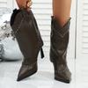 Botas de Moda de Tacón Alto con Punta y Remaches Retro para Mujer 2025 Invierno Nuevas Botas de Pantalón de Tacón de Aguja Comercio Exterior Venta al por Mayor