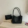 Bolsa de playa tejida hueca de venta caliente para mujer, nuevo modelo 2026, bolso de hombro exquisito, bolsa de playa casual para vacaciones