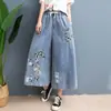 Jeans cortos de mujer estilo caricatura japonesa de primavera 2026, holgados, con bordado floral y rotos