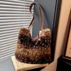Bolso de felpa de gran capacidad transfronterizo para mujer, nuevo modelo de otoño 2026, bolso de hombro tipo tote para el uso diario en un estilo casual