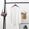 Blusa Casual Feminina Estilo Coreano Tamanho Grande Manga Meia-manga com Barra Arredondada Fenda Lateral Decote V Algodão Rústico Flocado Camiseta Solta