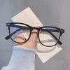Óculos Estilo Retrô com Armação Preta Podem Ser Equipados com Lentes de Grau, Armações de Alta Definição Bloqueadoras de Luz Azul e São Versáteis para o Uso Diário Sem Maquiagem