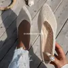 Zapatos planos de color liso poco profundos transfronterizos europeos y americanos para mujer, zapatos de trabajo, zapatos planos de punta hueca tejidos transpirables, venta al por mayor en tallas grandes