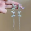 Brincos de franja de borboleta de metal exagerados de luxo leve temperamento design de nicho cravejados de strass estilo longo faz o rosto parecer mais fino pingentes de orelha brincos
