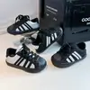 Zapatillas deportivas para niñas con puntera reforzada anti-patadas, nueva colección otoño 2026, calzado deportivo casual ligero versátil para niños y estudiantes