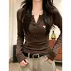Camiseta de manga larga con cuello Henley, temperamento con sentido del diseño, para mujer, casual, versátil, cuello redondo, top base adelgazante, nueva llegada de otoño