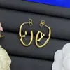 Pendientes de Botón con Letras de Diseñador de Alta Gama Réplica Europeos y Americanos Transfronterizos 2025 para Mujer, Pendientes de Trébol de Cuatro Hojas en Forma de Diamante al por Mayor