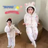 Conjunto de pijama de flanela para meninas, outono e inverno, espessado e quente, feito de fleece de coral, com estampas de desenhos animados, adequado para usar em casa no inverno