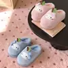 Chinelos de algodão com tema de gato de desenho animado para mulheres, chinelos internos de inverno, forro de pelúcia espesso para aquecimento, sola macia, antiderrapante e silencioso. Atacado disponível