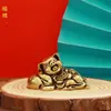 Enfeite de Porco do Zodíaco Latão Oco Porco da Sorte Posição de Dormir Porco de Cobre Criativo para Casa Animal de Estimação de Chá Zodíaco Artesanato Decorativo Enfeite