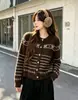 Cardigan Jacquard com Laço Feminino 2026, Gola Redonda, Botões de Madeira, Listrado Macio, Tricô Solto e Suave, Cinza