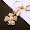 Llavero de coche con forma de trébol de cuatro hojas y perla de diamante, de metal, para bolso de mujer, con cadena de cristal, llavero, anillo, regalo pequeño creativo