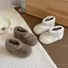 Botas peludas de estilo coreano para niñas, botas de nieve cálidas de invierno 2026 para niños, botines de forro polar de nicho, botas de algodón de color liso para bebé
