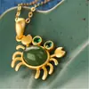 Criativo pequeno animal caranguejo pingente calcedônia verde pequeno caranguejo antigo areia ouro artesanato verde jaspe pingente colar