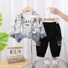 2025 Nuevo Estilo Otoño Ropa Exterior de Color Degradado para Niños con Cuello Inglés Traje para Bebé Conjunto de Tres Piezas Estilo Coreano Moderno