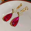 Pendientes Florales Corazón de Flor Rojo Rubí Brillante Tachonados de Diamantes, Pendientes Estilo Coreano con un Toque de Lujo Ligero y Acabado de Alta Gama