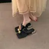 Sandalias de Moda Estilo Francés para la Noche con Faldas Modelo Nuevo Verano y Otoño 2025 Sandalias Deslizables de Tacón Grueso con Brillantes para Uso en Exteriores