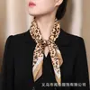 Bufanda de Seda con Estampado de Leopardo, Moda Clásica Europea y Americana, Bufanda Cuadrada Pequeña de Gasa Ligera, Transpirable y Versátil para Combinaciones Diarias, Bufanda para el Cuello para Mujer
