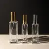 Stock de fábrica Tapa de tornillo cuadrada transparente Botella de perfume Tapa dorada plateada negra Botella de vidrio vacía con spray Perfume portátil