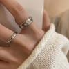 Anillo de pigmento plateado para mujer, diseño de nicho de lujo ligero de otoño e invierno, anillo de dedo índice decorativo de estilo coreano de pareja de estilo frío de alta calidad