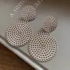 Brincos Pendentes Redondos Vazados Agulha de Prata, Toque de Luxo Leve e de Alta Qualidade, Temperamento Requintado e Elegante, Brincos da Moda Estilo Europeu e Americano
