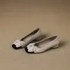 Sapatos femininos estilo francês de camélia, fragrância suave, sola rasa, versáteis para o trabalho, confortáveis, com salto grosso
