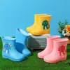 Botas de chuva infantis dinossauro de desenho animado botas de chuva para bebê impermeáveis calçados externos para meninos e meninas de 2 a 7 anos sapatos aquáticos fofos galochas curtas