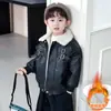 Jaqueta de Couro Forrada com Pelúcia para Meninos Outono Inverno 2026 Nova Estilosa Roupas de Inverno para Bebê Jaqueta de Couro Roupas Espessas para Crianças Tendência