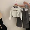 Blusa de manga larga para niña con estampado de gatitos, nuevos pantalones casuales versátiles de otoño 2026 con dobladillo festoneado, camiseta con lazo