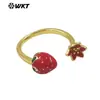 Wt-Rf008 Pequeno Pingente de Flor de Morango Anel Aberto Incrustado em Latão Joia Exquisita para o Deslocamento Diário de Meninas