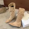 Botas Femininas Outono/Inverno Novo Estilo Salto Escondido Bico Fino Camadas Fruncidas Salto Alto com Tira de Fivela de Metal Múltiplos Métodos de Uso Botas de Cavaleiro
