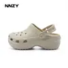Sapatos de nuvem com sola grossa fofos KT femininos 2026 novo estilo para aumentar a altura chinelos de dedo fechado para exterior sandálias fofas femininas