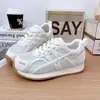 Sapatos Femininos de Verão Novos Malha Respirável Sapatos de Treino Alemães Versão Coreana 2026 Versátil Solado Plano Esportivo Casual Tênis Forrest Gump