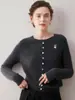 Nuevo abrigo suéter cálido y versátil de otoño para mujer, moderno y rejuvenecedor, con bordado de oso y detalles de botones de punto.
