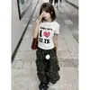 Camiseta Cropped Juvenil de Manga Corta Ajustada con Estampado de Corazones Rosa con Estampado de Leopardo de Diseñador Único para Mujer