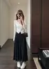 Elegante y romántico, este impresionante y moderno faldón de cintura alta presenta un efecto adelgazante y un acabado texturizado de gamuza.. Es una nueva colección de otoño 2026 para mujer.