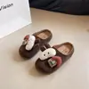 Meias chinelos femininas estilo Birkenstock com sola macia, coleção nova 2026, versáteis e fofos, com design de pelúcia, estilo casual e camurça com fecho de fivela, perfeitos para mulheres jovens