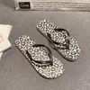 Chanclas con estampado de leopardo, zapatillas de verano antideslizantes, 2026, con tira entre los dedos, estilo nuevo, resistentes al desgaste, para exteriores, sandalias de playa para mujer