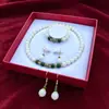 Conjunto de tres piezas de jade blanco con hilo dorado natural: collar para madres, pulsera de esmeralda y pendientes - set versátil, un regalo para mujeres