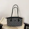 Nuevo bolso coreano de moda estilo lunares tipo baguette, a la moda y elegante, popular bolso de hombro y para llevar debajo del brazo para el trabajo, principios de otoño 2026
