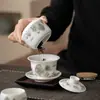 Bote de té de porcelana blanca de tamaño pequeño con un diseño incrustado en oro, que presenta un patrón de jade de grasa de oveja, para almacenar té en casa; portátil y hermético, mantiene el té fresco y previene la humedad