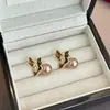 Pendientes de Pétalo Estilo Retro Francés Aguja de Plata con Temperamento Único, Estilo Transfronterizo Europeo y Americano, Moda Año del Caballo, Pendientes de Perla Dulces y Elegantes para Mujer