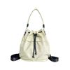 Mochila de estudante versátil diária novo design de nicho com cordão bolsa de ombro simples mochila feminina atacado