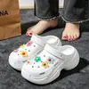 Tamancos femininos de verão para uso externo, para sala de cirurgia, antiderrapantes, resistentes a odores, com sola macia, modelo novo 2026, confortáveis para o arco do pé, chinelos fechados